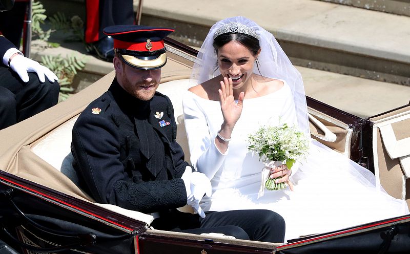 El príncipe Enrique y Meghan Markle abandonan la Capilla de San Jorge tras su enlace