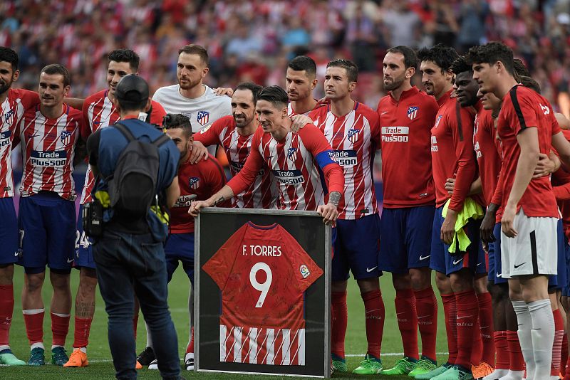 Homenaje a Torres tras el partido ante el Eibar.