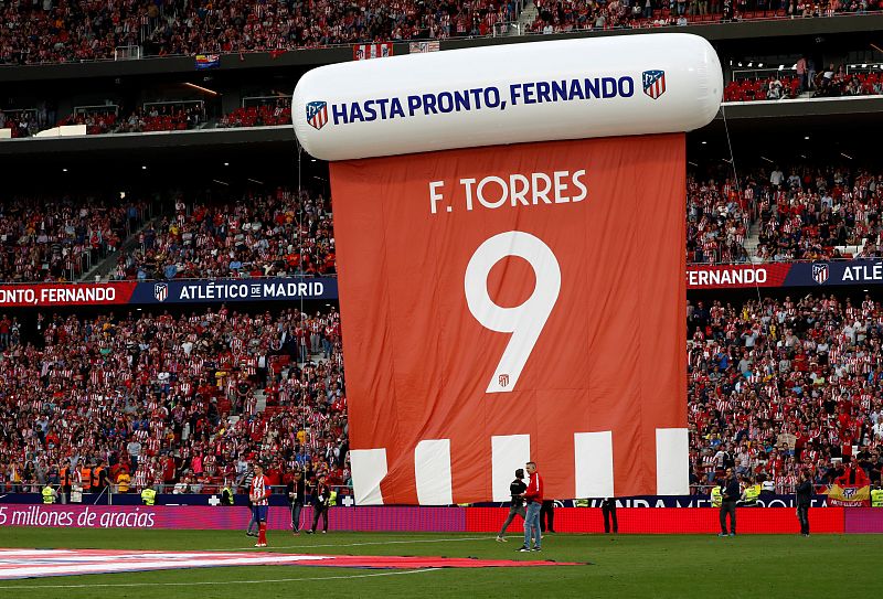 Homenaje a Torres tras el partido ante el Eibar.