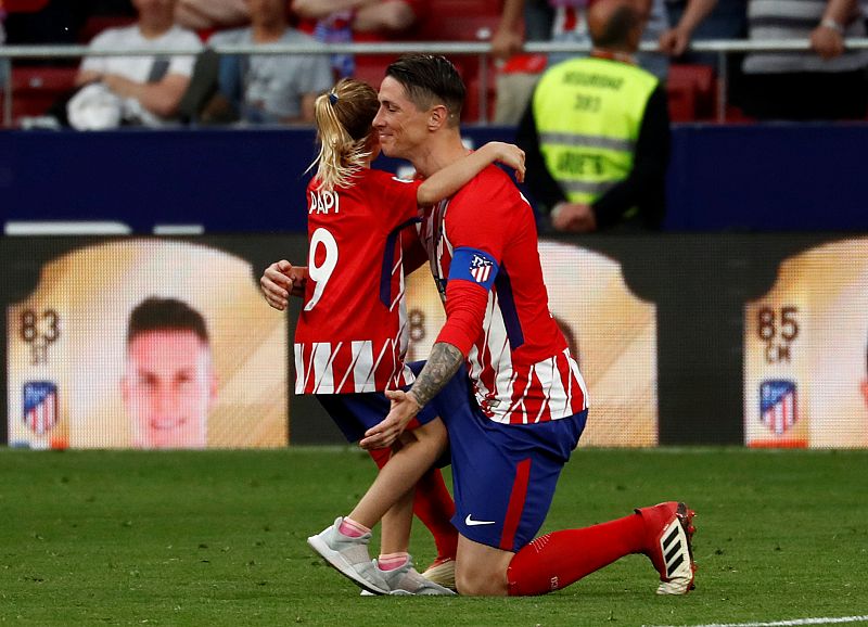 Homenaje a Torres tras el partido ante el Eibar.