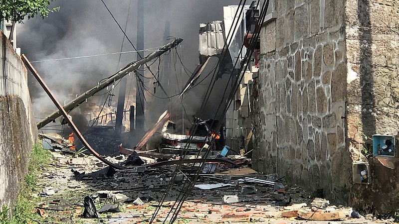 Vista de los destrozos provocados por una explosión ocurrida esta tarde en el municipio pontevedrés de Tui