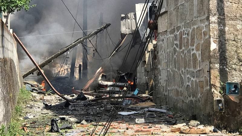 Vista de los destrozos provocados por una explosión ocurrida esta tarde en el municipio pontevedrés de Tui