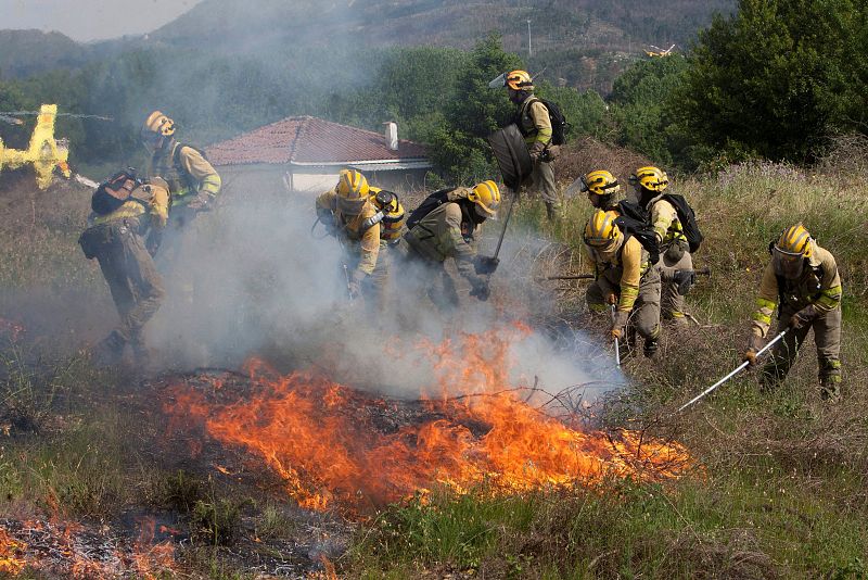 Los vecinos y bomberos intentan sofocar los incendios tras la explosión