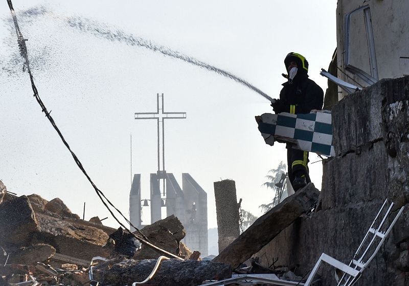 Los bomberos protegen la zona