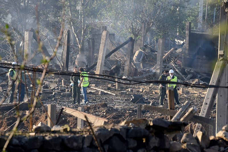 Los agentes inspeccionan la zona de la explosión