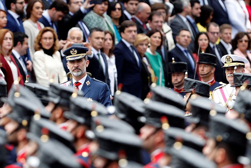 El rey Felipe pasando revista a las tropas antes del desfile
