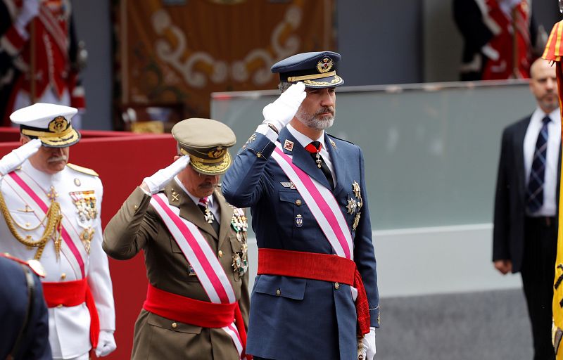 El rey Felipe saluda a las tropas durante el desfile
