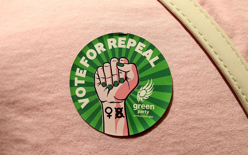 "Vota por la reforma", puede leerse en un símbolo de la campaña por el 'sí' a la liberalización del aborto en la sala de la Royal Dublin Society