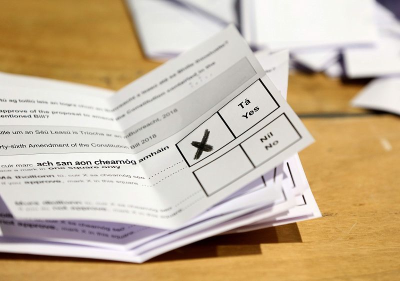 Una papeleta durante el recuento de votos en el centro de la Royal Dublin Society