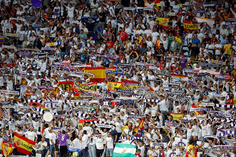 La afición del Real Madrid, en el estadio Olímpico de Kiev.