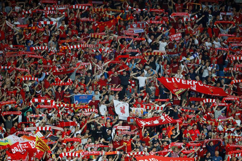 Los aficionados del Liverpool cantan en su grada.
