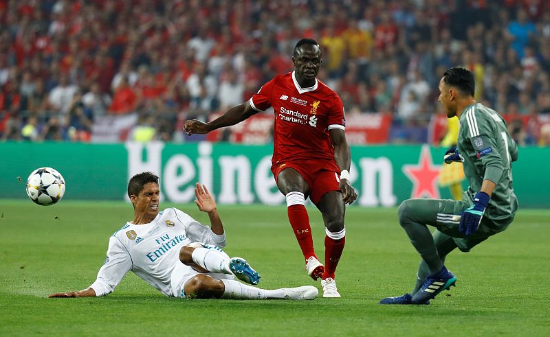 El primer susto del Liverpool al Madrid llegó con una carrera de Mané que cortó providencial Varane.