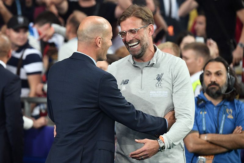 Zidane y Klopp se saludan antes del comienzo del partido.