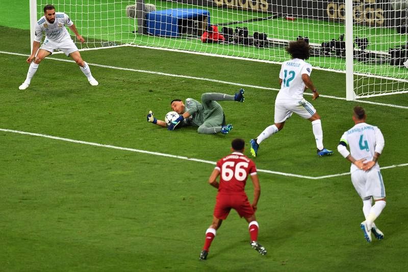 Parada espectacular de Keylor Navas a disparo de Alexander-Arnold.