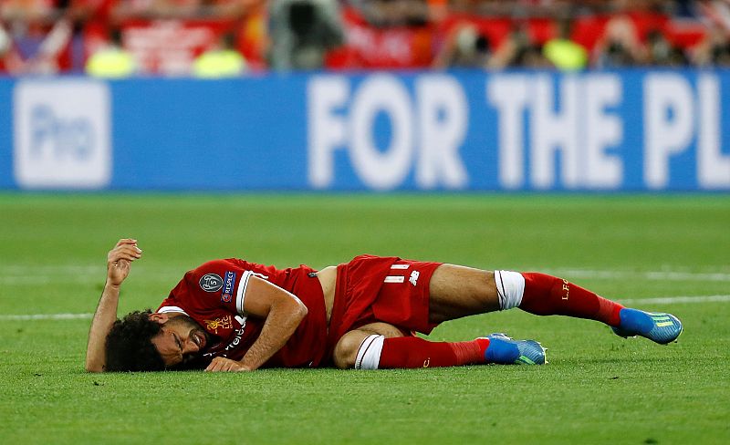 Salah tuvo que abandonar la final por una lesión en su hombro en un lance del juego con Sergio Ramos.