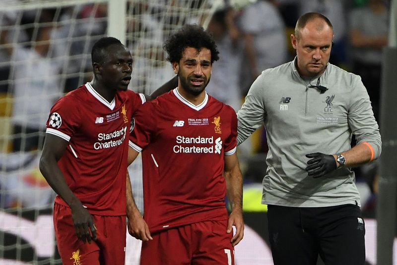 Mohamed Salah se retiró del campo llorando, después de su lesión y menos de media hora después del inicio de la final.