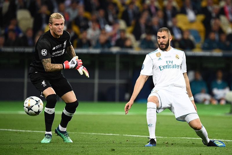 Benzema adelantó al Madrid con un gol de pillo, metiendo la pierna en la trayectoria del saque de puerta con la mano de Karius.