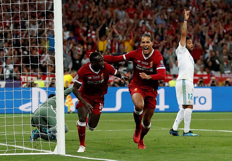 Mane celebra con Van Dijk su gol en la final, que empataba el tanto de Benzema (1-1).