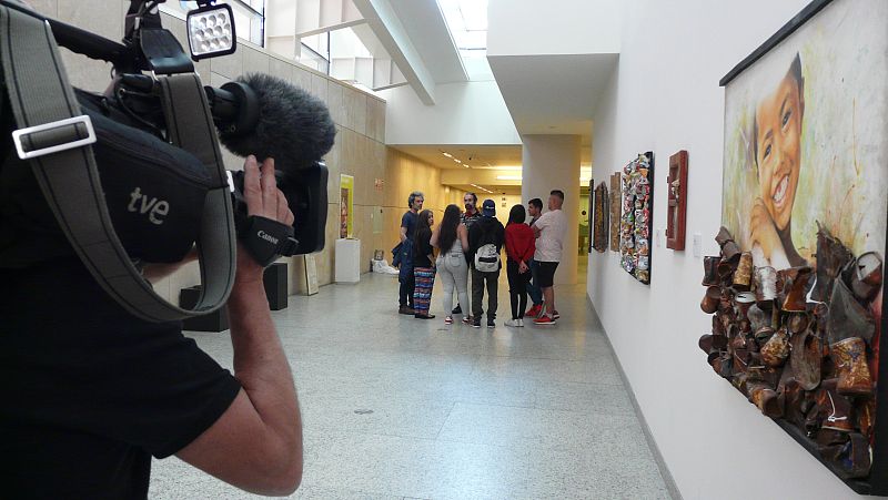 Comparten experiencias y arte: ellos con el cine, Siro López dando vida a objetos que la sociedad tacha como inservibles