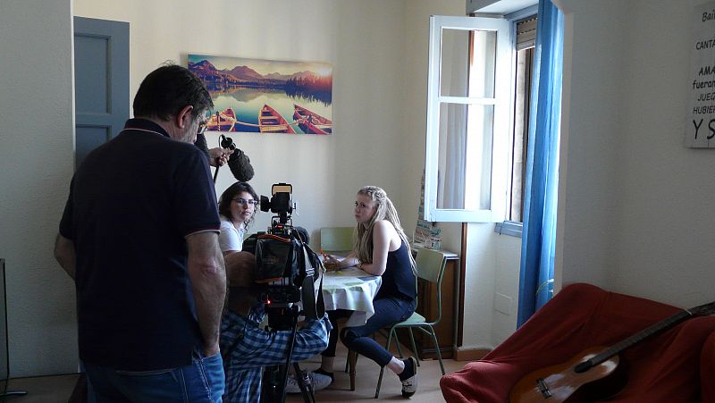 Al piso de emancipación también llegan voluntarios europeos para aprender y compartir en la Casa Escuela Santiago Uno. En la foto Estefany y Cynthia