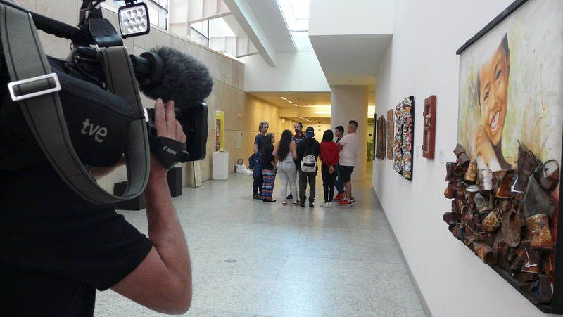 Comparten experiencias y arte: ellos con el cine, Siro López dando vida a objetos que la sociedad tacha como inservibles