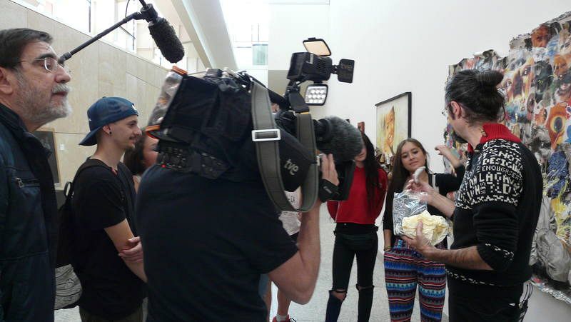 Siro López les habla de cómo pinta sus cuadros o hace esculturas. 'El arte nos permite adentramos en realidades no visibles o de explotación o de insulto'