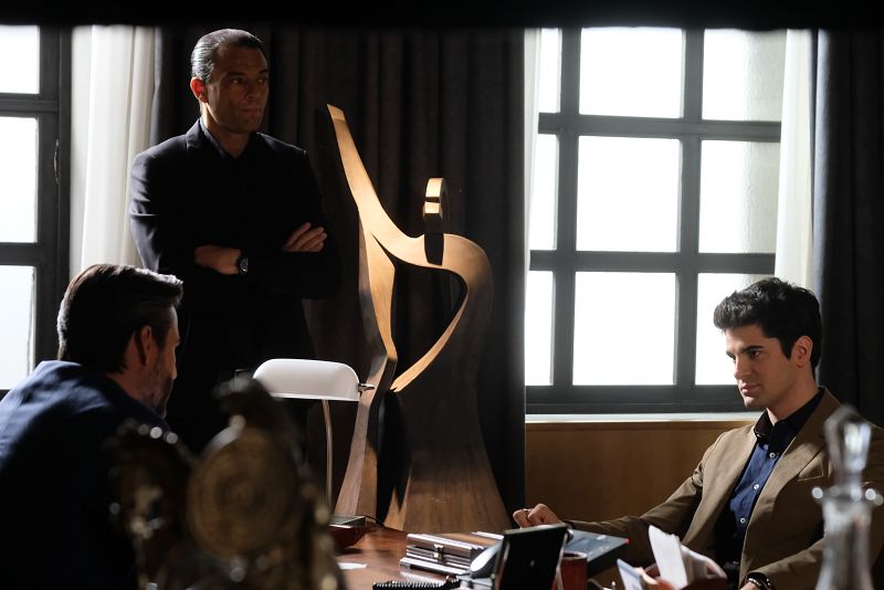 ¿Qué hace Julio en la oficina de Somoza?