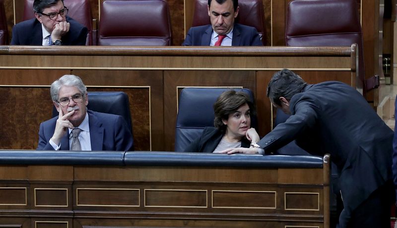 Sáenz de Santamaría y Alfonso Dastis en el Congreso