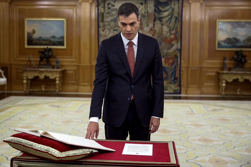 El líder del PSOE, Pedro Sánchez, ha prometido ante el rey el cargo de presidente del Gobierno