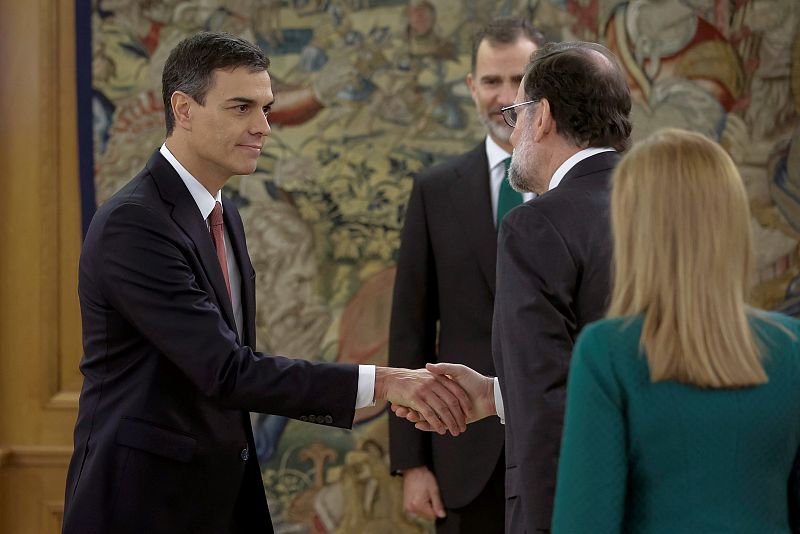 El nuevo presidente del Gobierno, Pedro Sánchez, saluda al expresidente Mariano Rajoy tras el acto de toma de posesión de su cargo