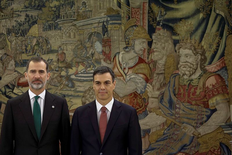 El rey Felipe VI y Pedro Sánchez posan juntos tras el acto
