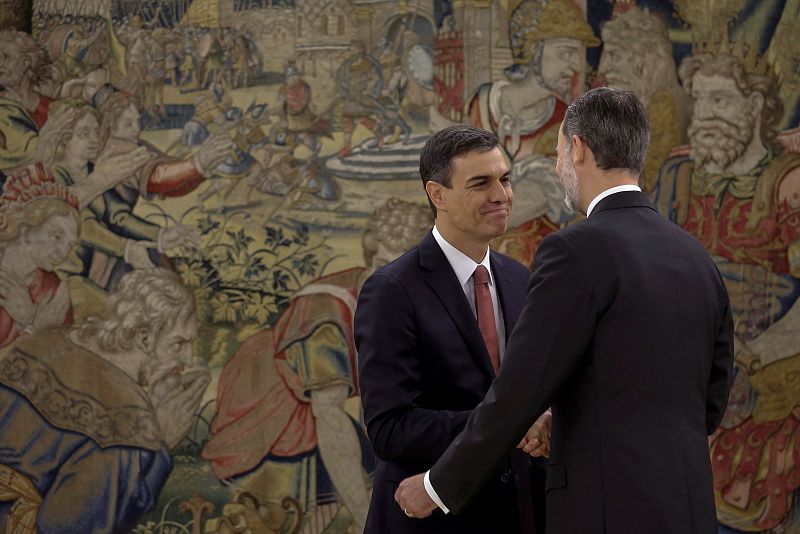 El rey Felipe se acerca a saludar al nuevo presidente del Gobierno, Pedro Sánchez