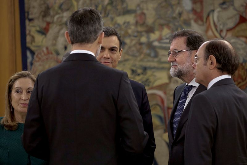 El nuevo presidente del Gobierno, Pedro Sánchez, conversa con el rey Felipe en presencia del expresidente del Ejecutivo Mariano Rajoy