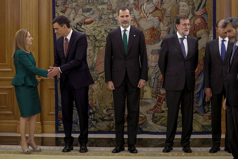 El nuevo presidente del Gobierno, Pedro Sánchez, saluda a la presidenta del Congreso, Ana Pastor, ante el rey