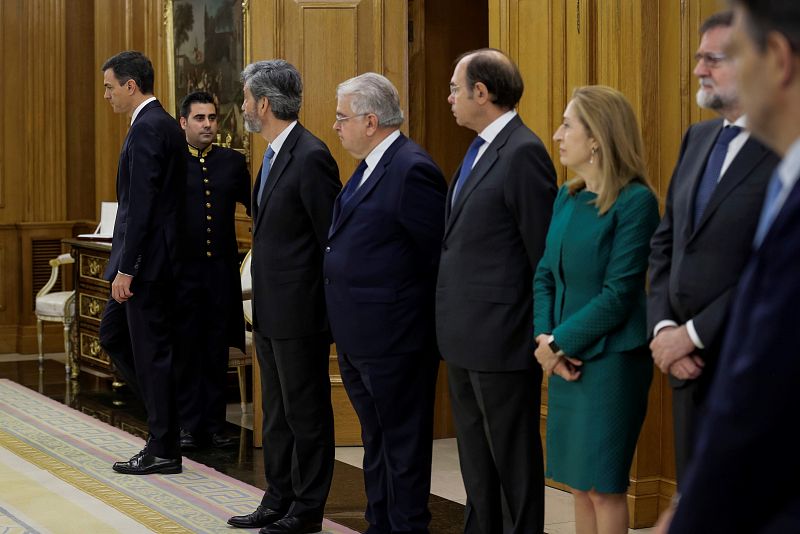 El expresidente Mariano Rajoy, la presidenta del Congreso, Ana Pastor, y otros asistentes al acto observan la entrada de líder del PSOE, Pedro Sánchez
