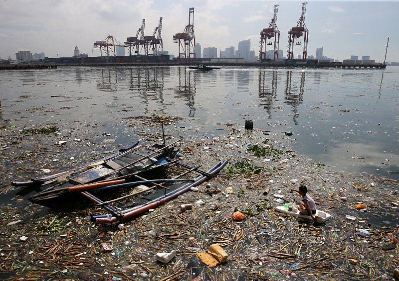 Plásticos en la Bahía de Manila