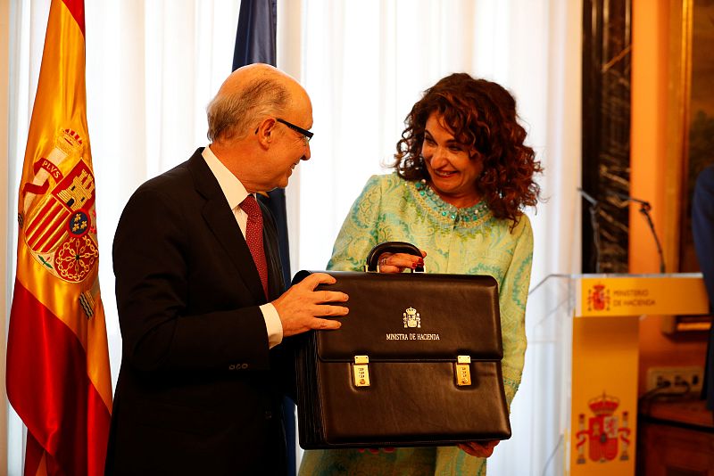 Traspaso de carteras | Hacienda: Cristóbal Montoro - María Jesus Montero