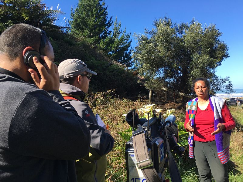 El equipo del documental, en pleno rodaje, durante una entrevista a Edda McCabe junto al olivo de Port Awanui.
