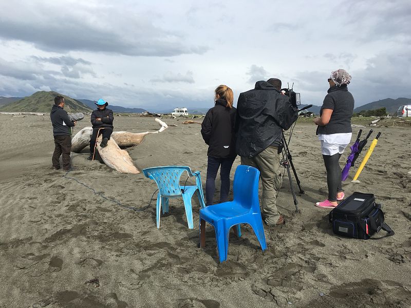 Imagen de la entrevista realizada a John Manuel, conocido como 'Big John', en la playa de Rangitukia en presencia de su hija Andrea.