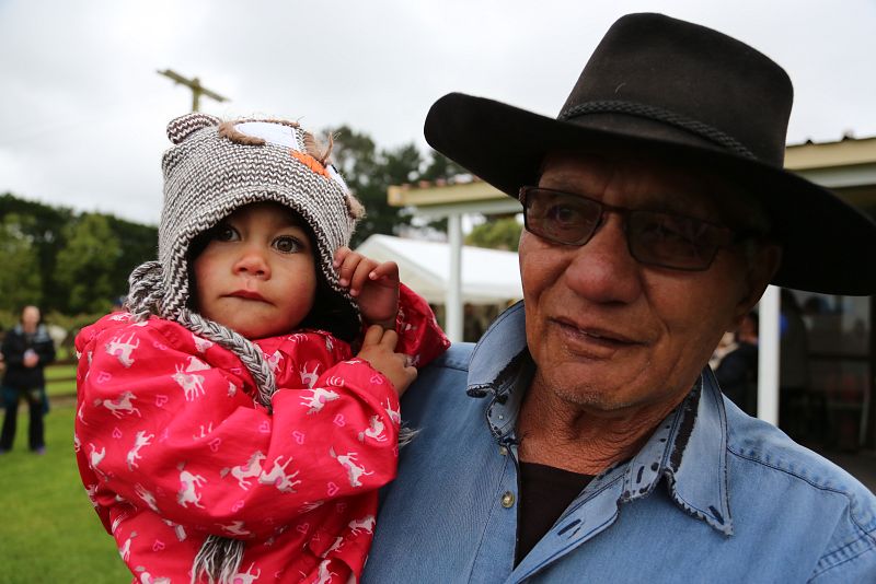 Un abuelo Paniora posa junto a su nieta en Omarumutu.