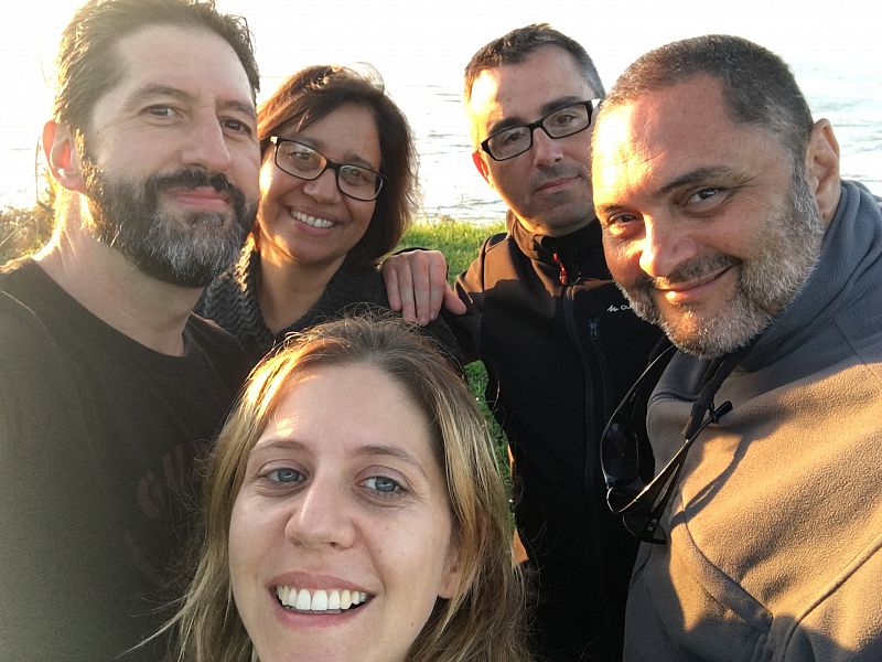 Los cuatro miembros del equipo de RTVE - de izquierda a derecha: Juan Manuel Cuéllar, Ana Ruiz Aguilera, Samuel A. Pilar y Pepe Mestre, posan junto a Lydia Rickard.