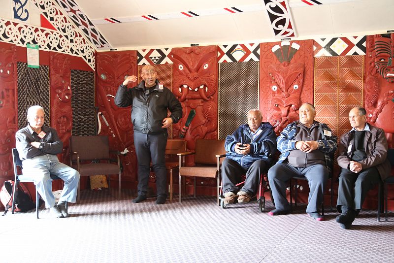 Los miembros más ancianos del clan presiden una reunión en el marae familiar de Kutarere.