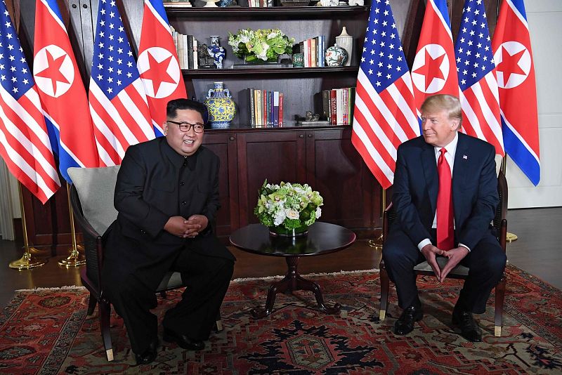 Kim y Trump, sentados frente a frente