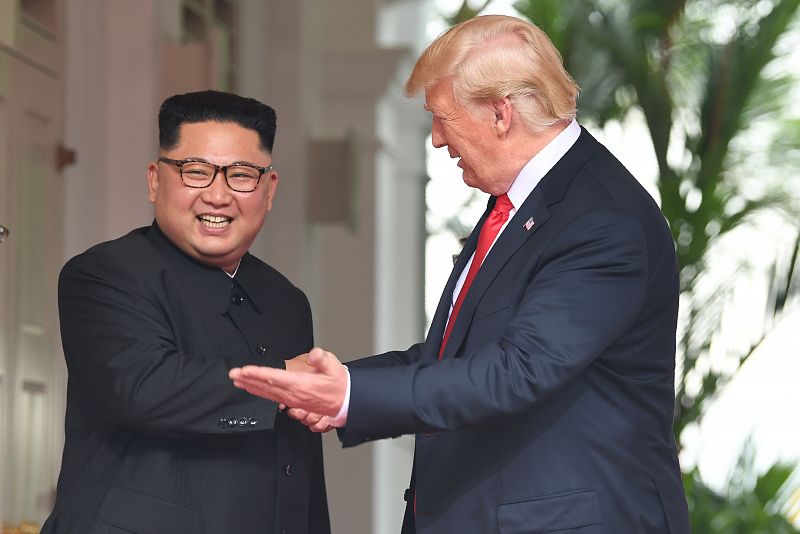 Trump indica a Kim el camino hacia la sala de reuniones.