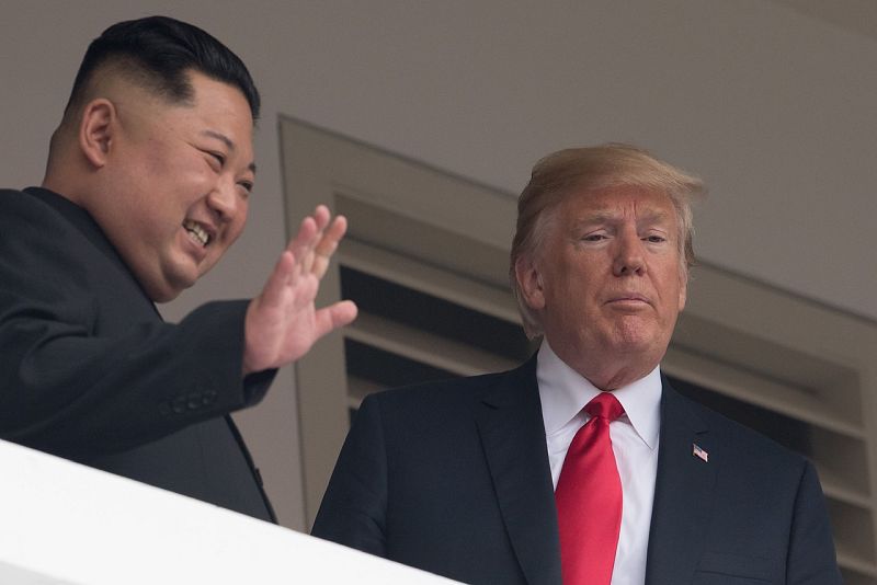 Tras su primera reunión privada de 48 minutos, Kim y Trump han saludado de nuevo a la prensa en el patio del hotel hotel Capella en la isla de Sentosa, en Singapur.