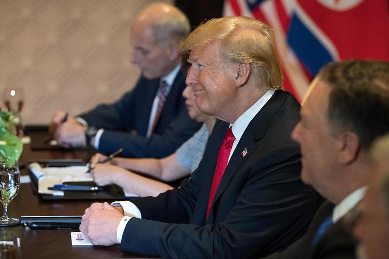 Donald Trump sonríe a Kim Jong -un al comienzo de la reunión con las delegaciones norcoreana y estadounidense
