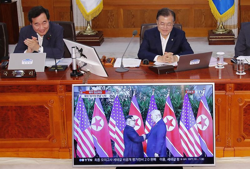 El presidente de Corea del Sur, Moon Jae-in (derecha) y el primer ministro, Lee Nak-yon, siguen en televisión el desarrollo de la cumbre.