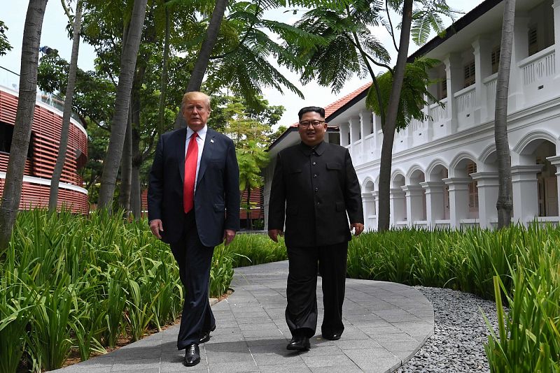 Trump y Kim se acercan a los periodistas al término del almuerzo que ha puesto fin a la cumbre.