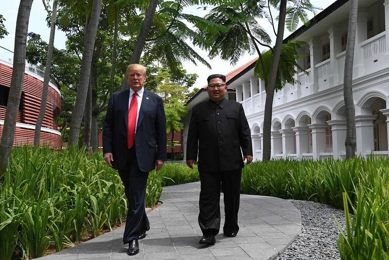 Trump y Kim se acercan a los periodistas al término del almuerzo que ha puesto fin a la cumbre. 