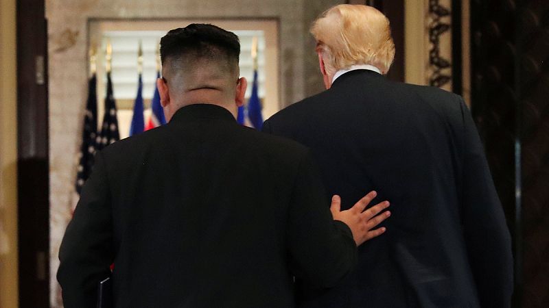 Kim y Trump, de espaldas, al término de la cumbre